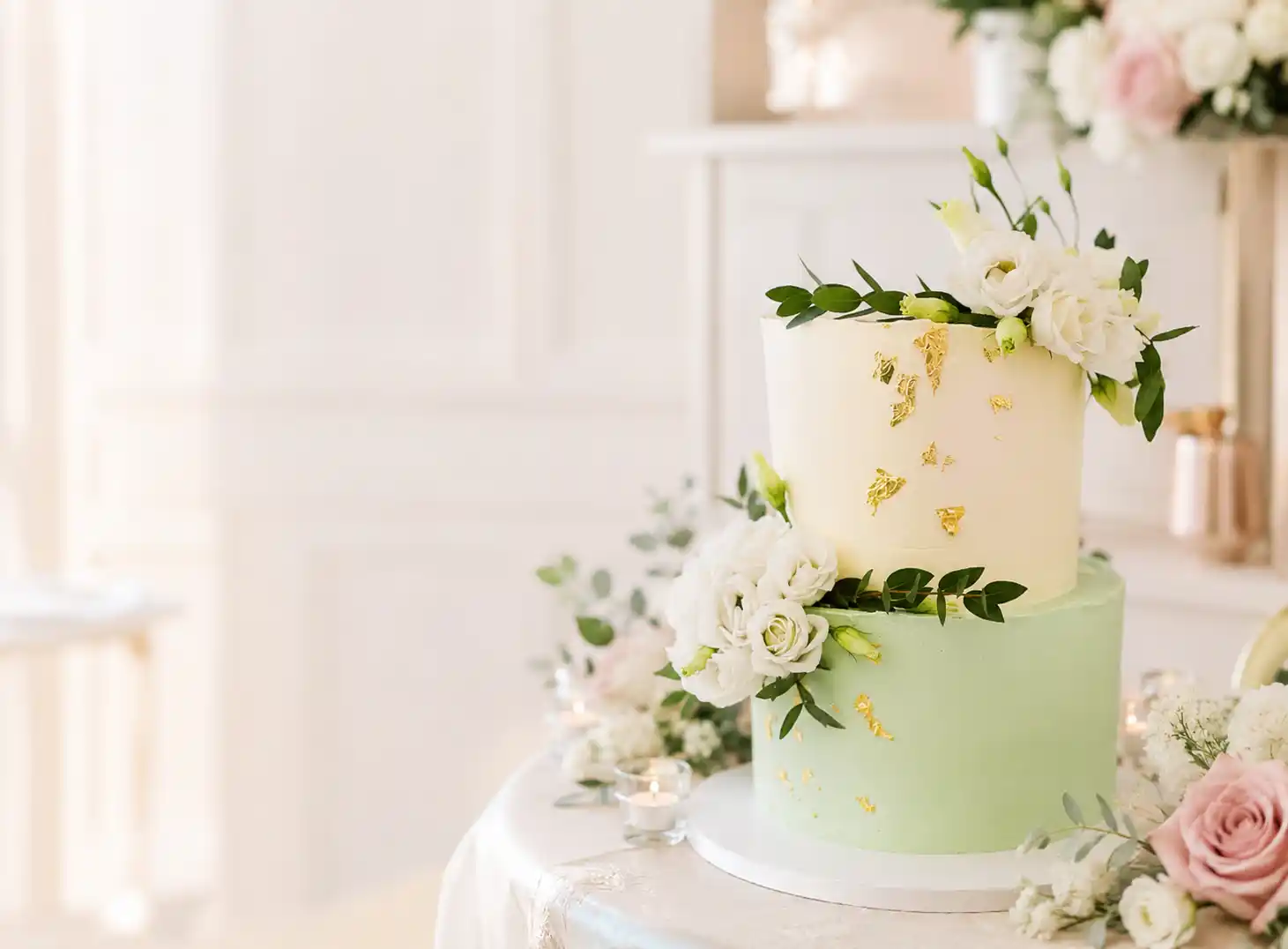 Elegante Hochzeitstorte auf Tisch vor dunklem Holzhintergrund